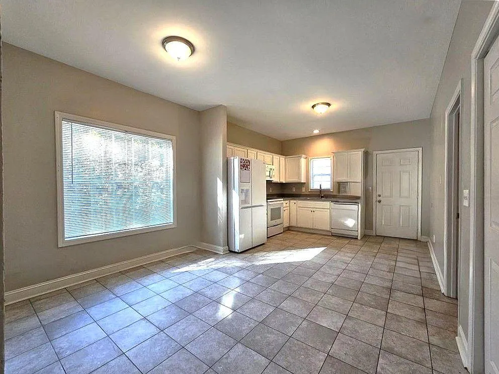 4 bed, 3.0 bath, $2,200 — Photo 3