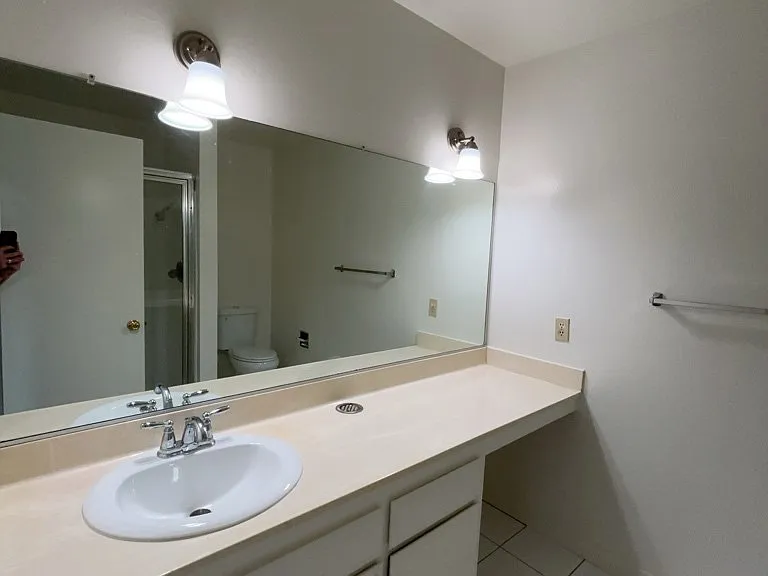 18550 Hatteras St #21 — Photo 8