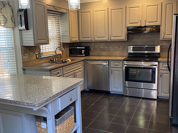 Chef kitchen with Islander upscale kitchen appliances