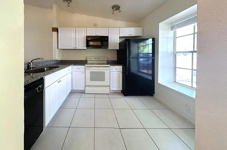 599 Capistrano Ct — Photo 4