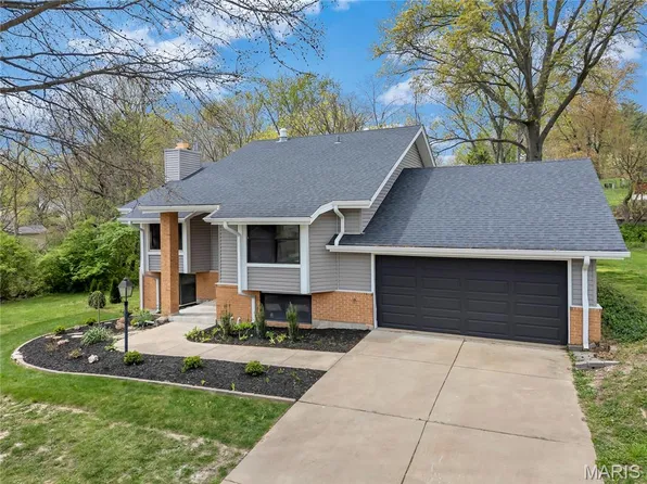 15261 Springrun Dr, Chesterfield, MO 63017