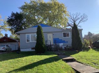 7 Robin Rd, Carpentersville, IL 60110