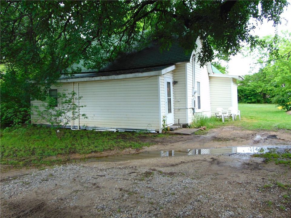 2nd image of 402 Denver St