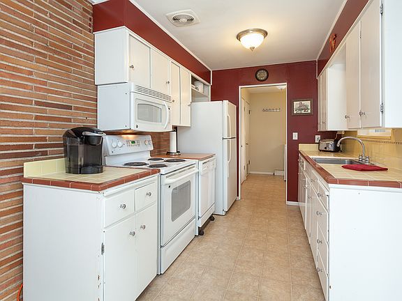 Retro Kitchn w Exposed Brick