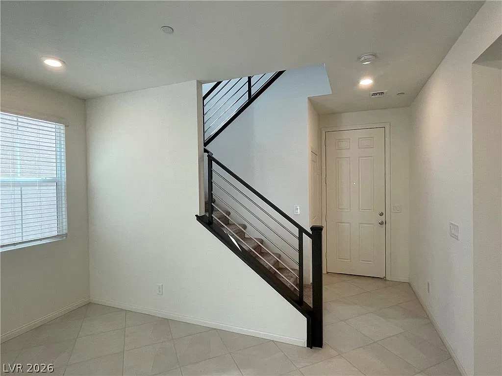 4 bed, 3.0 bath, 2040 sqft, $2,400 — Photo 4