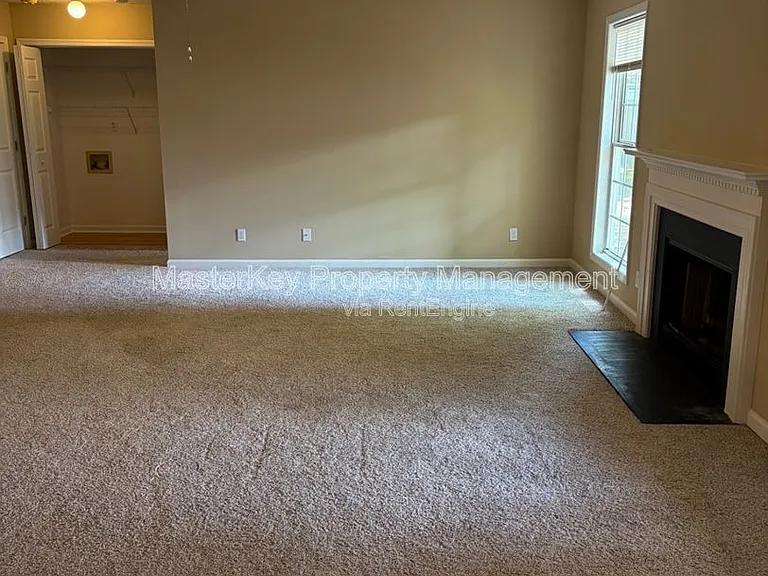 1401 Ravensthorpe Dr — Photo 4