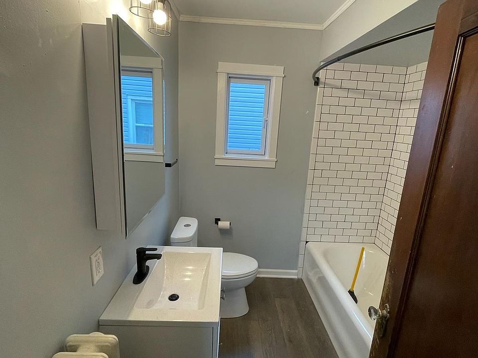 1st image of 152 Shoshone St Floor 1