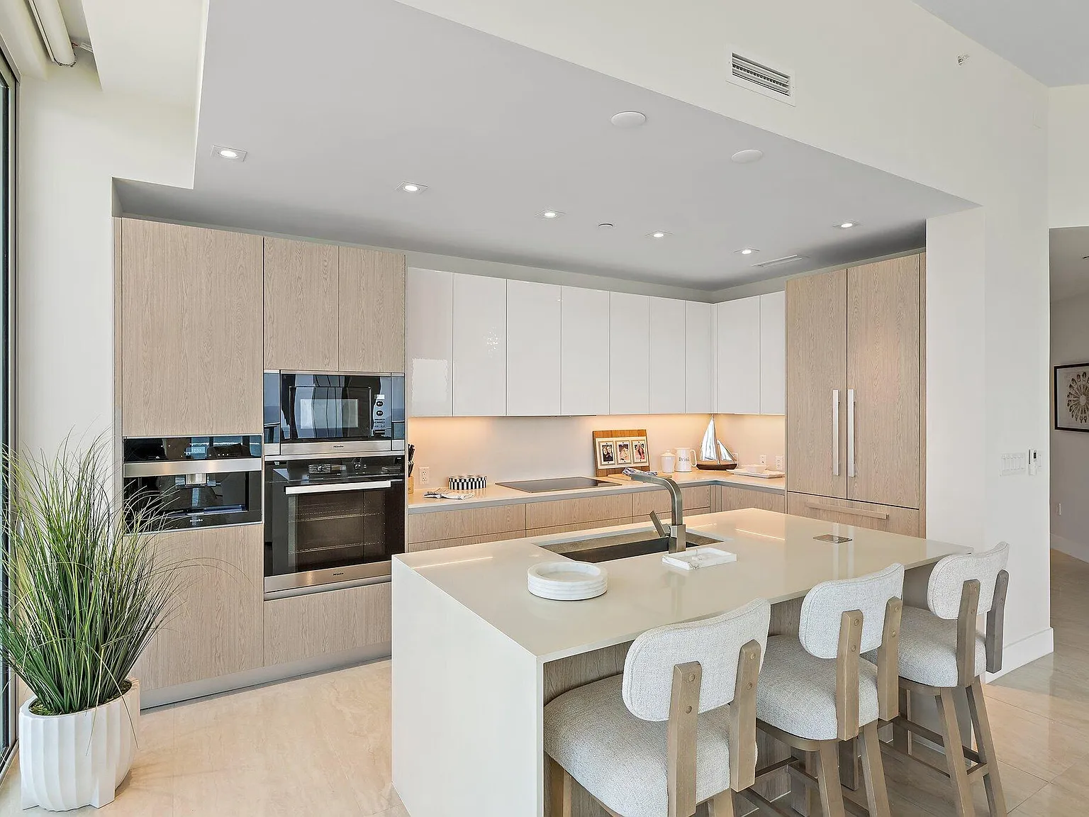 2 bed, 2.5 bath, 2065 sqft, $17,500 — Photo 3