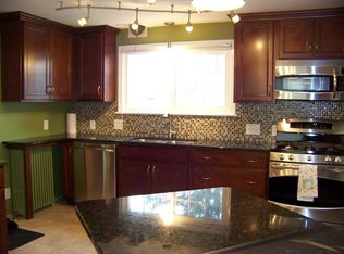 8494 W Rivershore Dr, Niagara Falls, NY 14304