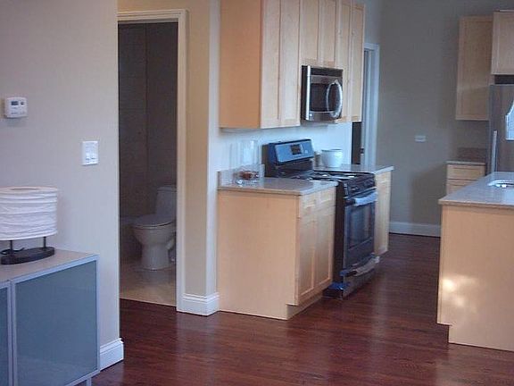 2nd image of 1821 N Hermitage Ave APT 3W