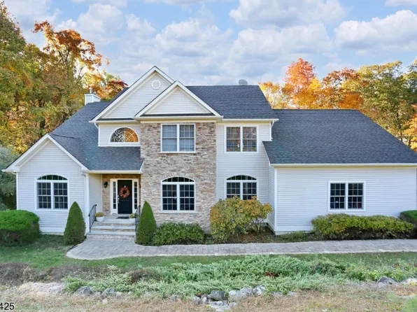 8 Maria Ct, Ringwood Boro, NJ 07456