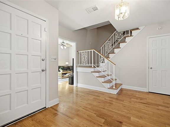3rd image of 4136 Lakeshore Way NE