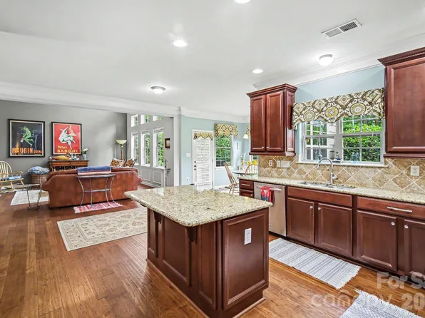 125 Lakeshore Hills Dr, Mooresville, NC 28117