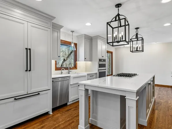151 Choctaw Cir, Chanhassen, MN 55317