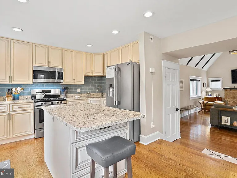 2347 S Arlington Ridge Rd — Photo 4