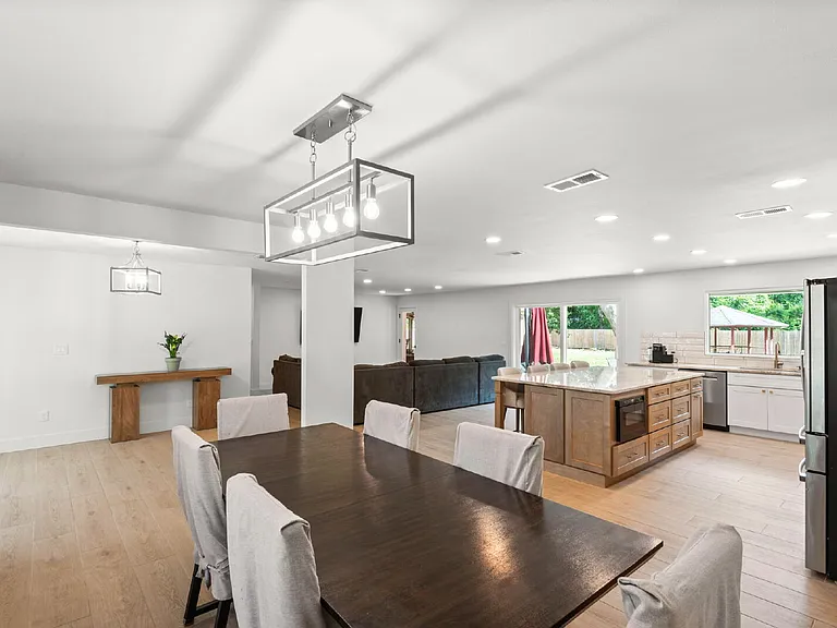 2507 Edgewater Dr — Photo 4