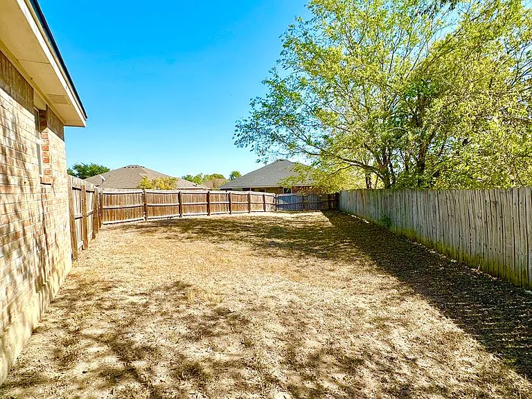2315 Windy Cir — Photo 18