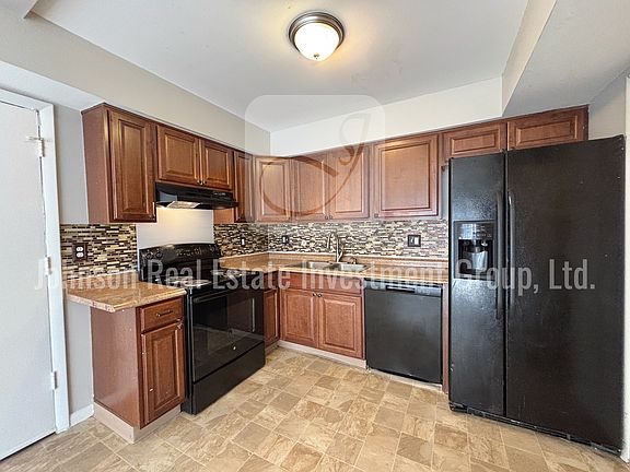 Kitchen w/ eat-in area.