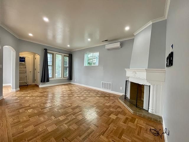 1st image of 518 1st Ave
