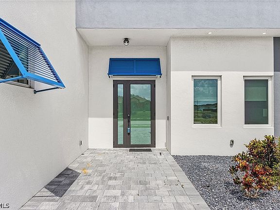4th image of 300 Chiquita Blvd N