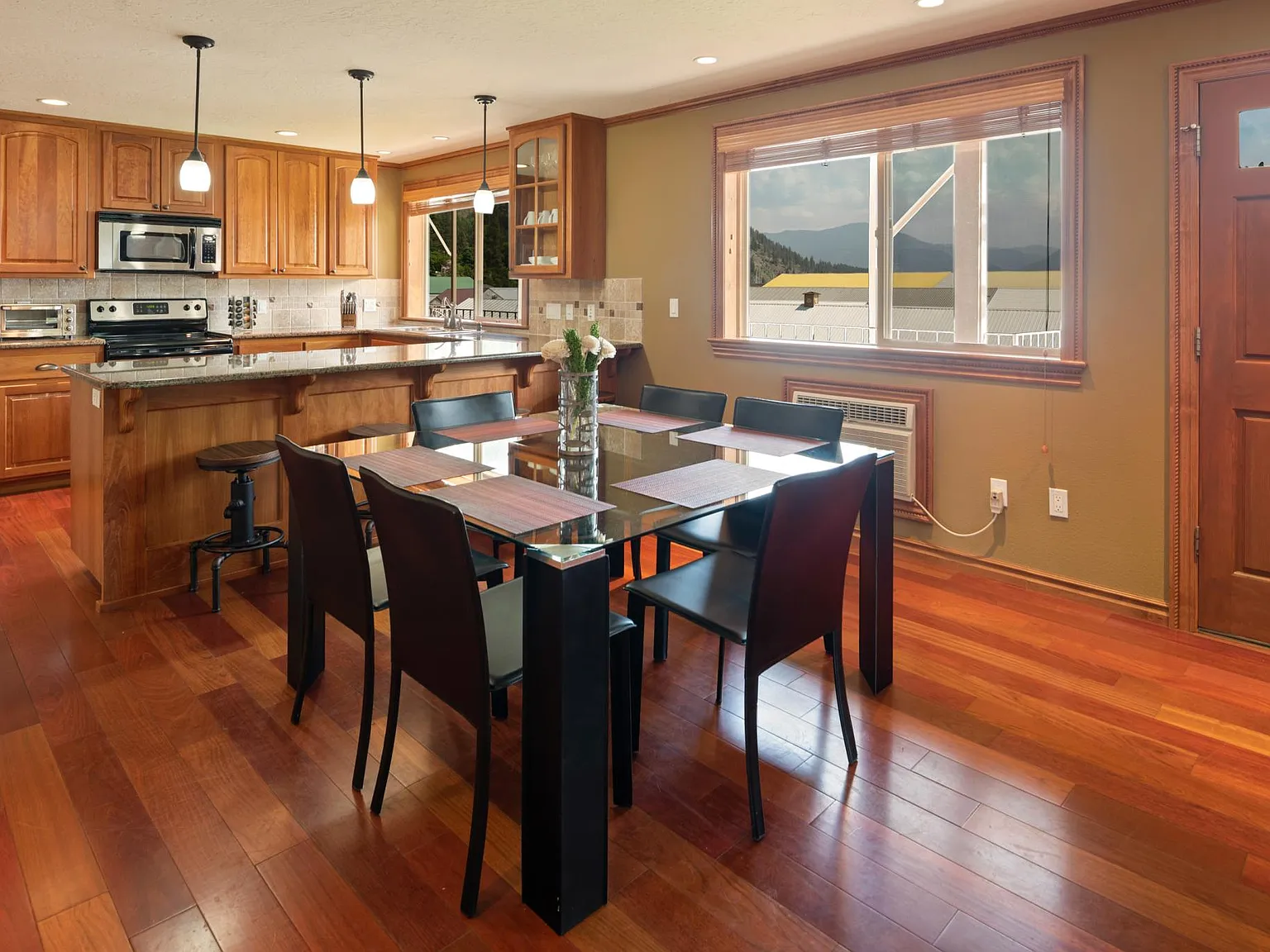 2 bed, 900 sqft, $1,900 — Photo 1