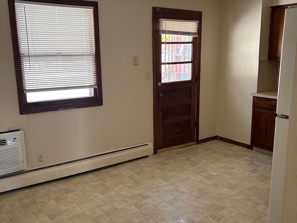 1st image of 3673 Newcastle Dr SE