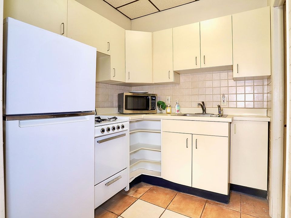 2nd image of 808 Hudson St APT 2