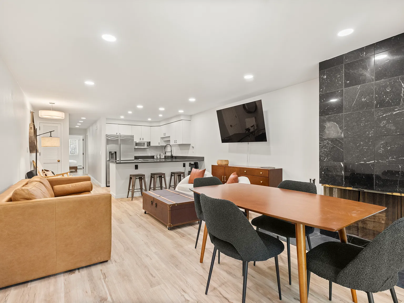 2 bed, 880 sqft, $10,000 — Photo 3