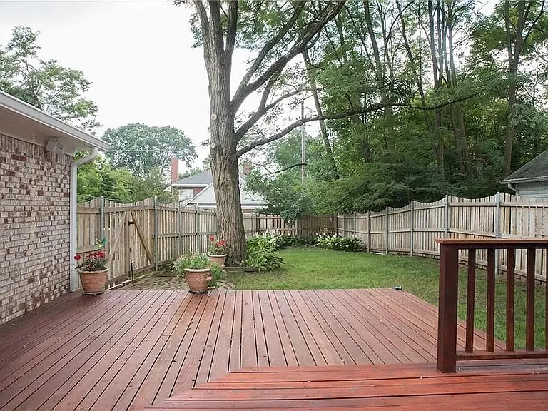 485 W Walnut St — Photo 6