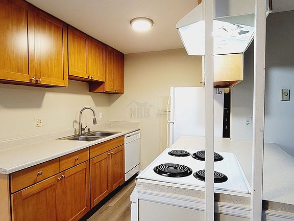 3rd image of 230 E 36th St APT C