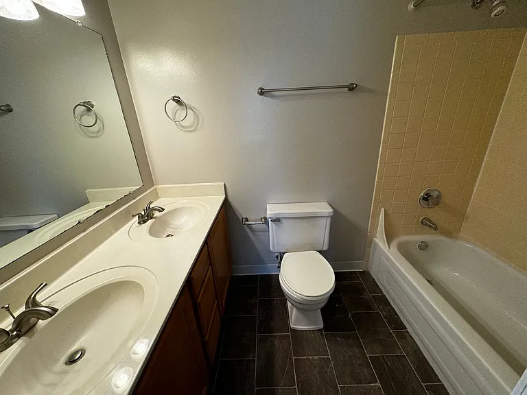 Coventry Court West Apartments — Photo 102