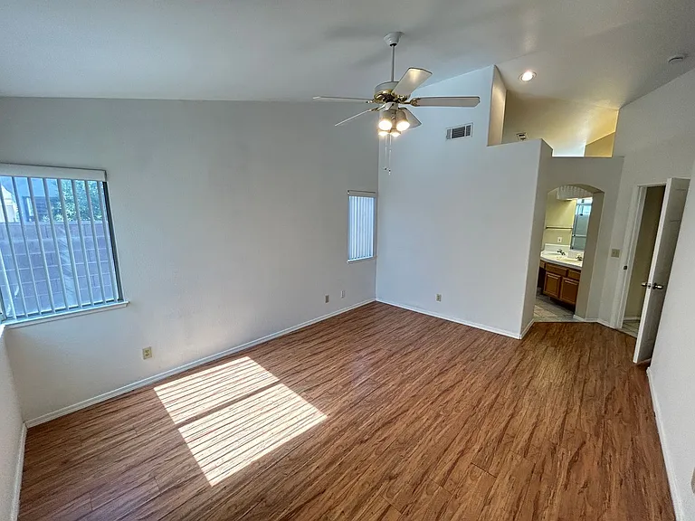 4552 Bradpoint Dr — Photo 28