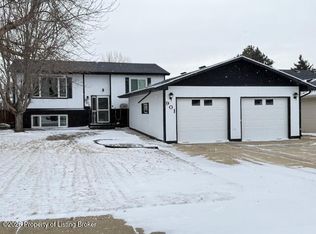 901 25th St W, Dickinson, ND 58601