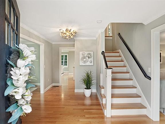 3rd image of 42 E Lantern Rd