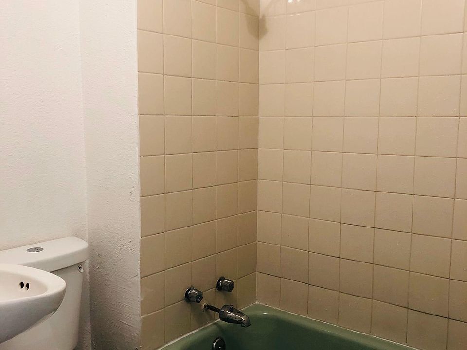 Shared Bathroom for front 2 bedrooms