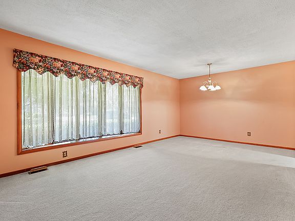 5th image of 727 Woodstock Ln