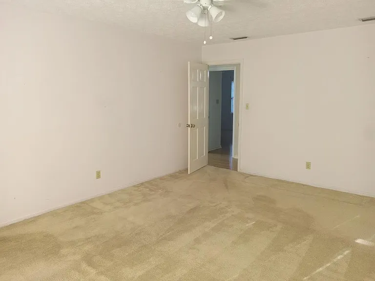 2243 Oakgrove Cir — Photo 40