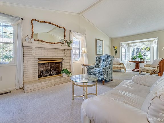 5th image of 132 Exeter Ct