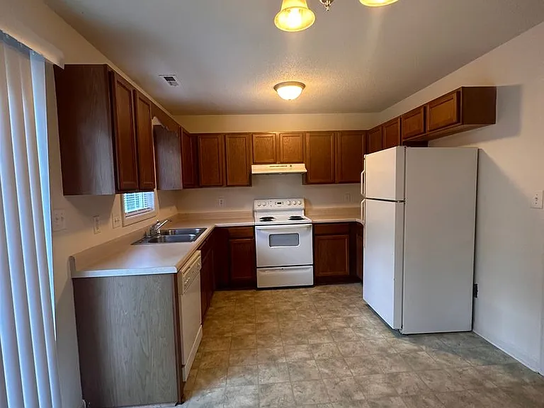 105 E Coopers Ct — Photo 6