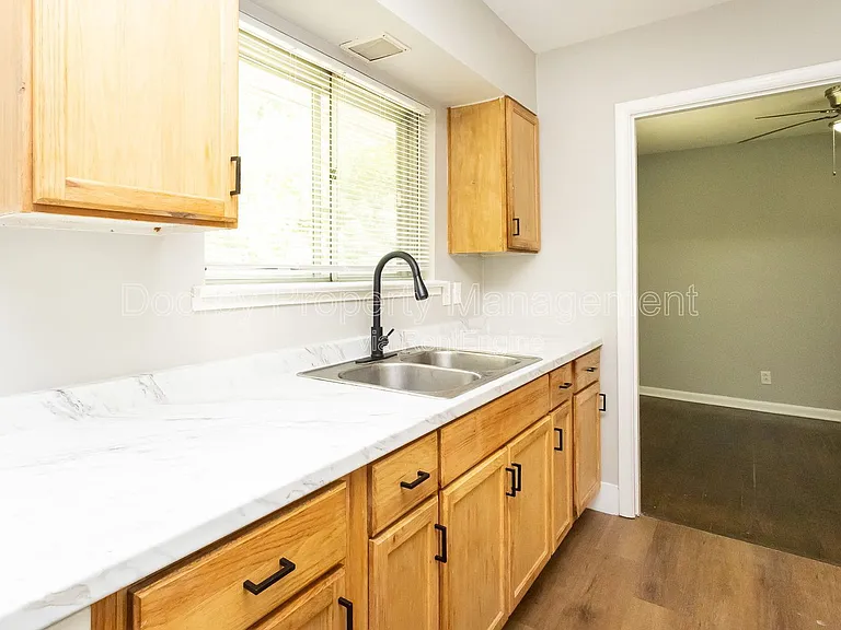 1127 Clermont Dr — Photo 6