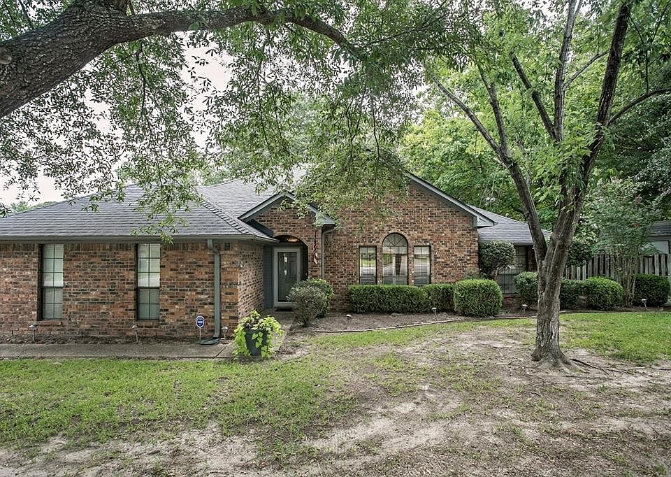 1st image of 19233 Honeysuckle Dr