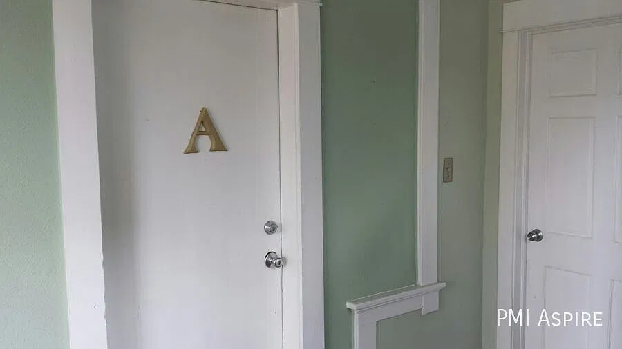 Bedroom 1 Bathroom Apartment in Victorian Home — Photo 2
