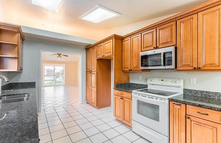 1304 Tyler Ct — Photo 14
