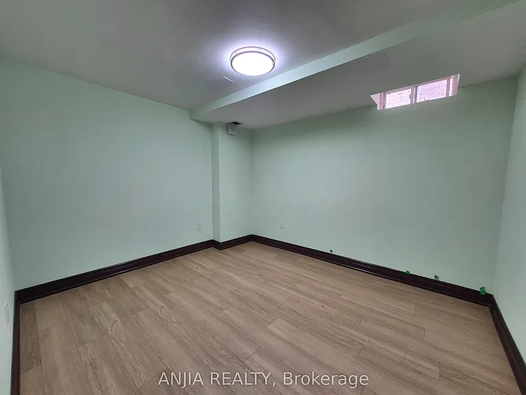 742 Hammersly Blvd #BASEMENT — Photo 13