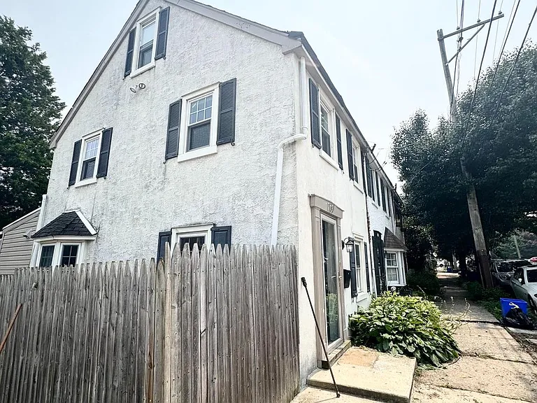 150 E Hartwell Ln — Photo 3