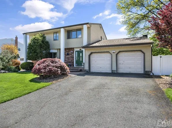38 Creamer Dr, Sayreville, NJ 08872