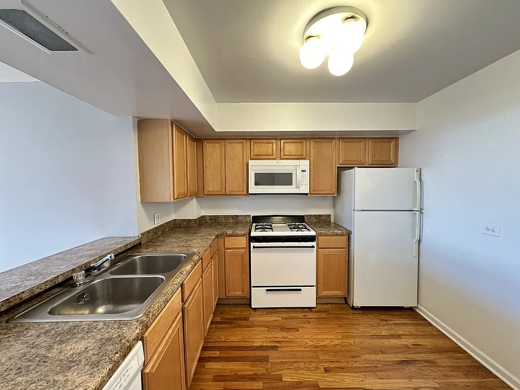 Building Photo - 6415 N Sheridan Rd #509