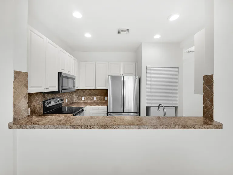 2581 Riverside Dr — Photo 7