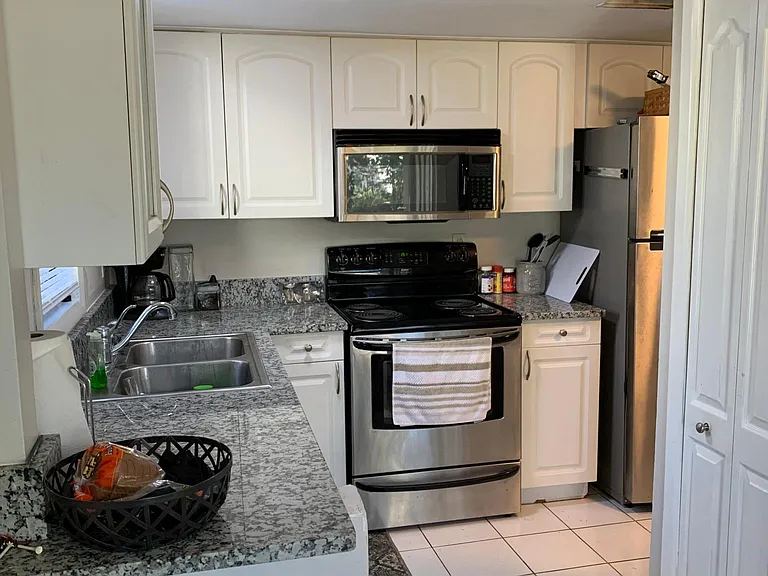 GRANITE COUNTERS. STAINLESS APPLIANCES