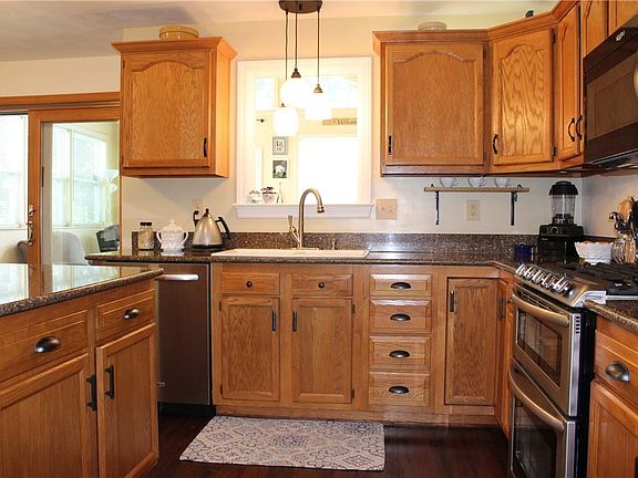 4th image of 115 Rose Ct S